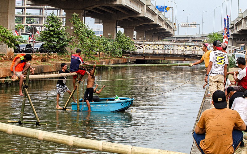 Kompaknya Warga Persiapkan Lomba Panjat Pinang di Aliran Sungai Kalimalang - Bagian 4