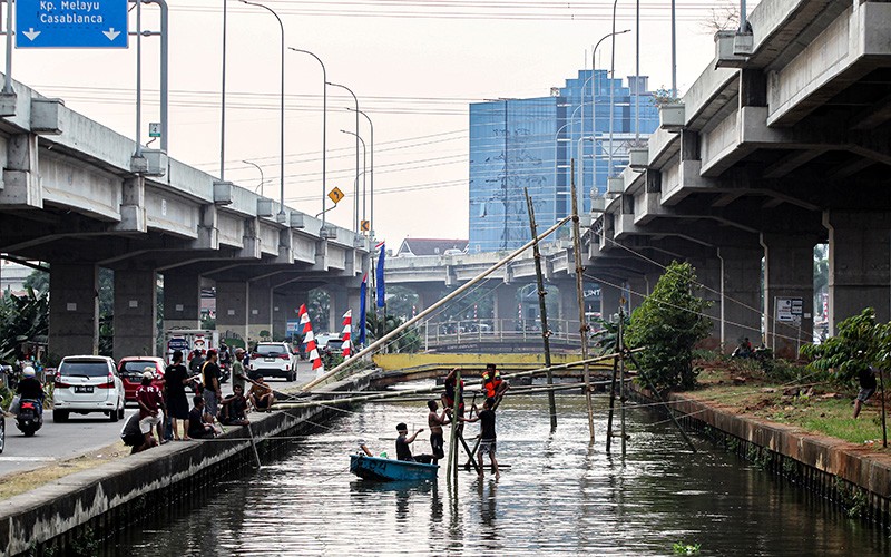 Kompaknya Warga Persiapkan Lomba Panjat Pinang di Aliran Sungai Kalimalang - Bagian 3
