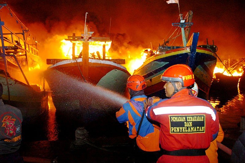 Foto Foto Kapal Nelayan Tegal Ludes Terbakar Di Pelabuhan Jongor