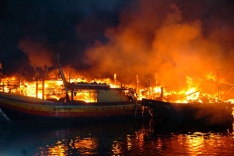 Foto-Foto Kapal Nelayan Tegal Ludes Terbakar di Pelabuhan Jongor - Bagian 2