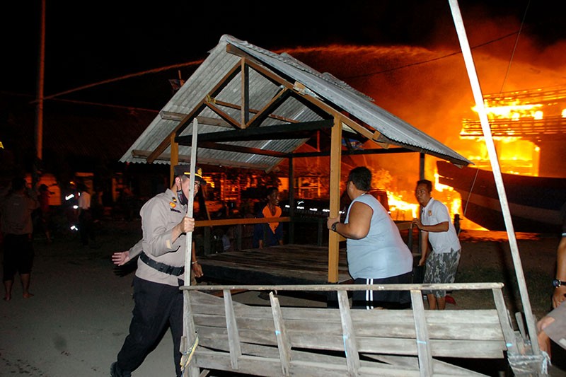 Foto-Foto Kapal Nelayan Tegal Ludes Terbakar di Pelabuhan Jongor - Bagian 3