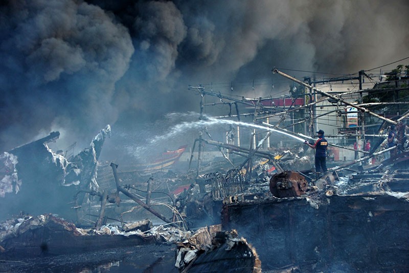 Kebakaran 52 Kapal Nelayan di Tegal Belum Padam, Kerugian Sekitar Rp150 Miliar - Bagian 1