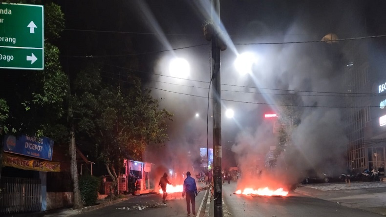 Viral Video Polisi Dobrak Rumah Warga saat Bentrok Pecah di Dago Elos Bandung