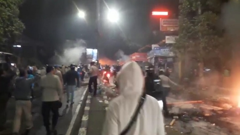 Bayi 8 Bulan di Dago Elos Terkena Gas Air Mata saat Massa Bentrok dengan Polisi