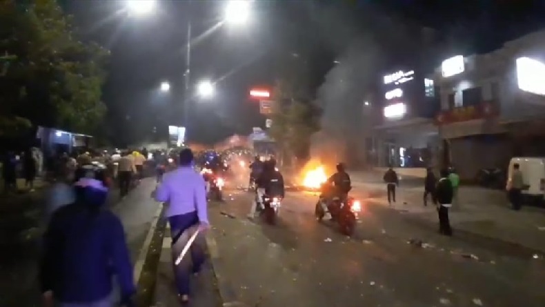 Kronologi Bentrok Massa dengan Polisi di Dago Elos Bandung