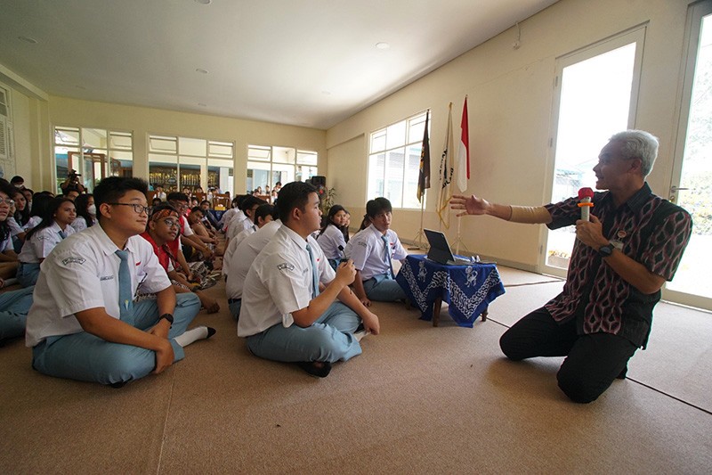 Ganjar Dekat dengan Anak Muda, Siswa SMA: Kalau Bapak Pensiun Jadi Gubernur, Kami Melapor ke Mana? - Bagian 1