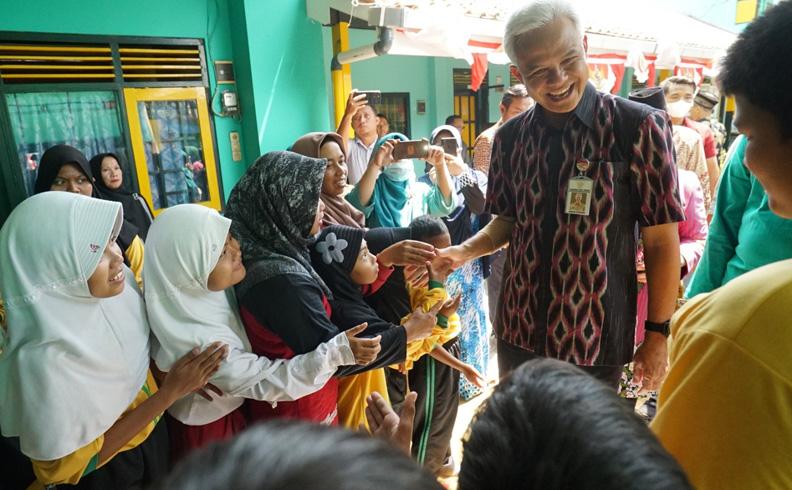 Momen Seru Ganjar dan Ratusan Siswa SLB Muntilan, Bagi-bagi Mainan dan Buku Pelajaran 