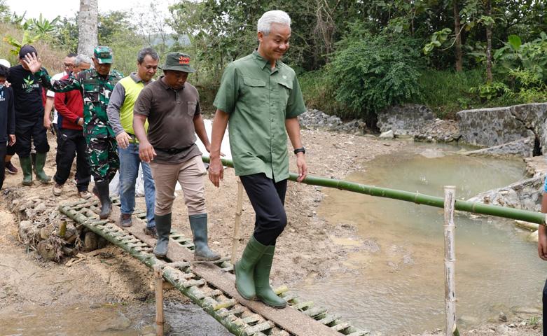 Solutif, Ganjar Distribusikan 7,1 Juta Liter Air Bersih untuk Hadapi Kekeringan di Jateng