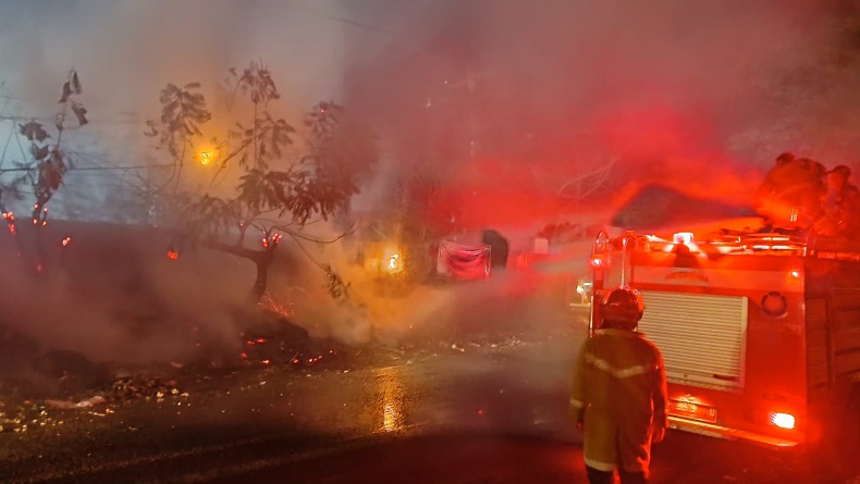 Api Tiba-Tiba Berkobar di Jalan Pelita Pasawahan Sukabumi, PLN Matikan Listrik