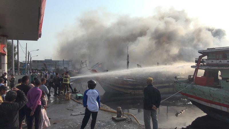 Api Masih Berkobar Di Pelabuhan Jongor Tegal Kapal Nelayan Ludes Terbakar