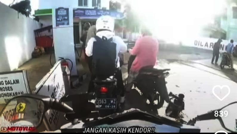 Viral Pengendara Motor Geram saat Emak-emak Serobot Antrean di SPBU  Banjarnegara - Bagian 1