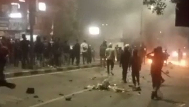 Warga Dago Elos Blokir Jalan, Polisi Bubarkan Paksa Massa