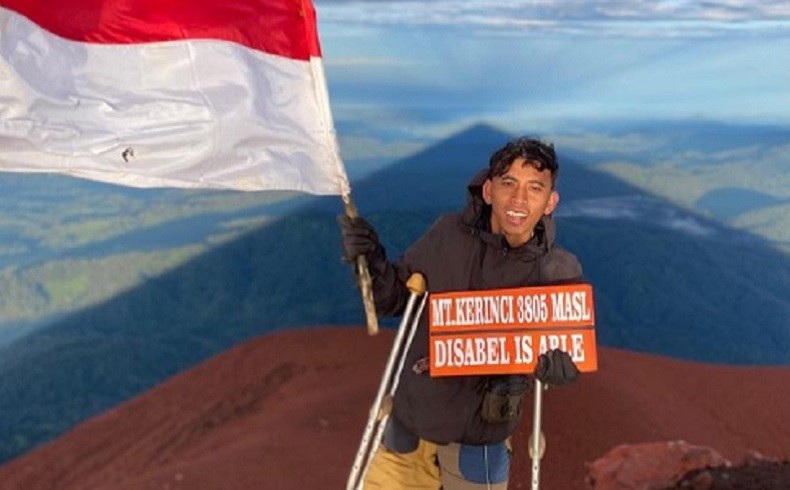 Viral Pemuda Disabilitas Kibarkan Merah Putih di Gunung Kerinci, Ucapan Mama Jadi Motivasi