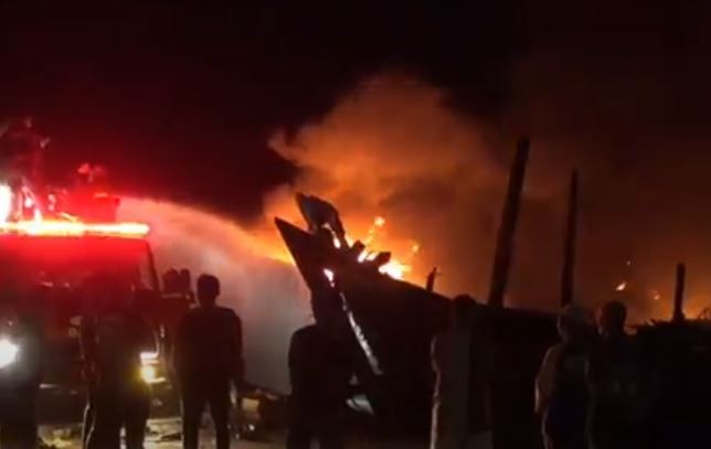 Sudah 2 Hari Kebakaran di Pelabuhan Jongor Tegal Belum Padam, 63 Kapal Hangus