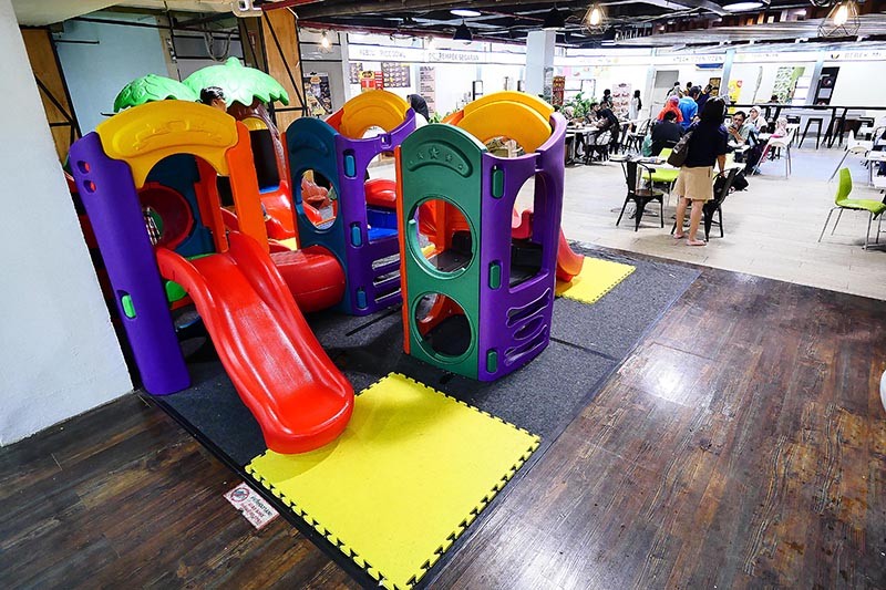 Tampilan Terbaru Pusat Perbelanjaan Legendaris Bandung Indah Plaza usai Renovasi - Bagian 2