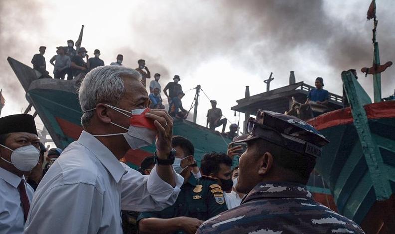 Ganjar Cek Lokasi Kebakaran Kapal Di Tegal: Pemadaman Terkendala ...