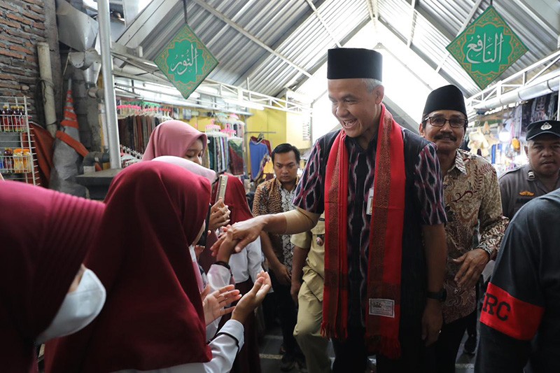Ganjar Pranowo Ziarah ke Makam Ulama Jateng Mbah Dalhar - Bagian 3