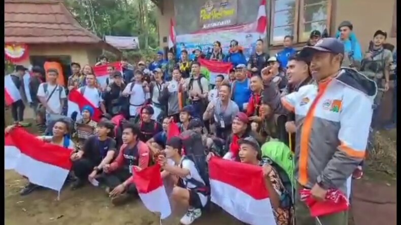 Ribuan Pendaki Bakal Gelar Upacara dan Kibarkan Bendera di Puncak Gunung Ciremai