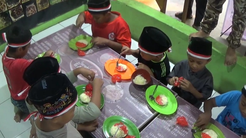 Meriahkan HUT Kemerdekaan RI, Anak-anak Ikut Lomba Buat Surabi Merah Putih