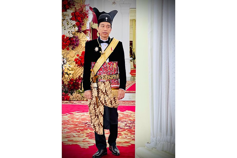 Penampilan Presiden Jokowi Pakai Baju Raja Pakubuwono Surakarta Hadiningrat - Bagian 3