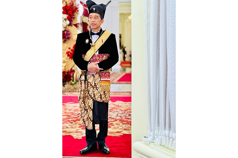 Penampilan Presiden Jokowi Pakai Baju Raja Pakubuwono Surakarta Hadiningrat - Bagian 2