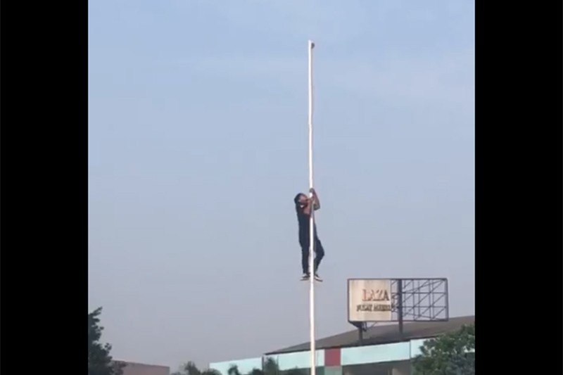 Aksi Heroik Pemuda Tangsel Memanjat Tiang Bendera yang Tersangkut saat Upacara HUT RI - Bagian 2