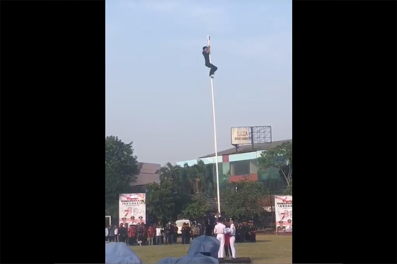 Aksi Heroik Pemuda Tangsel Memanjat Tiang Bendera yang Tersangkut saat Upacara HUT RI - Bagian 1