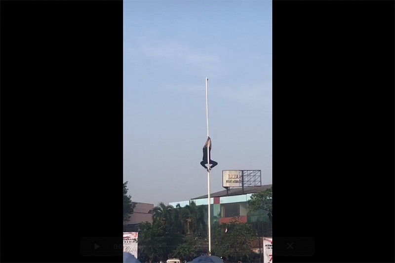Aksi Heroik Pemuda Tangsel Memanjat Tiang Bendera yang Tersangkut saat Upacara HUT RI - Bagian 3