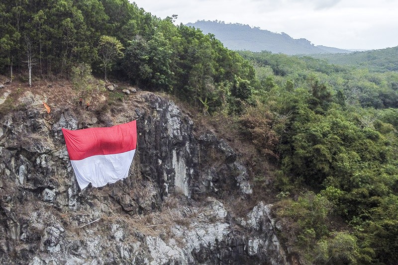 Bendera Merah Putih Raksasa Berkibar di Tebing Mandalare Kota Banjar - Bagian 1