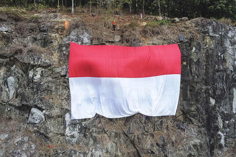 Bendera Merah Putih Raksasa Berkibar di Tebing Mandalare Kota Banjar - Bagian 2