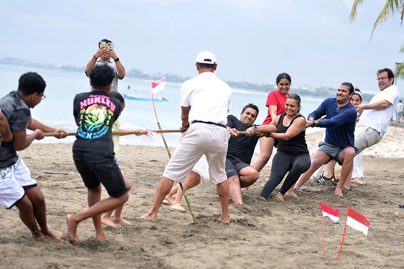 Potret Bule Ikuti Lomba Makan Kerupuk hingga Balap Karung  di Bali - Bagian 2