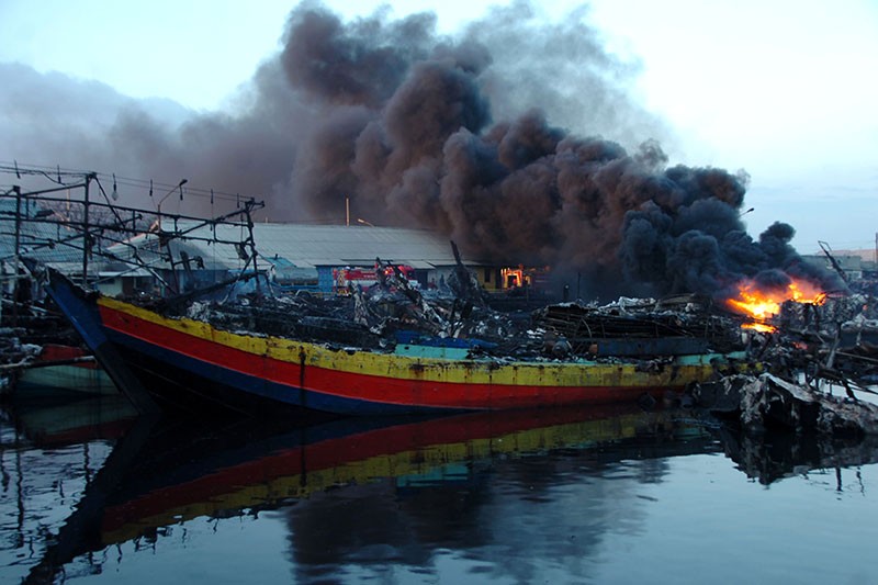 Api Belum Padam, Kapal Nelayan yang Terbakar di Tegal Bertambah - Bagian 3