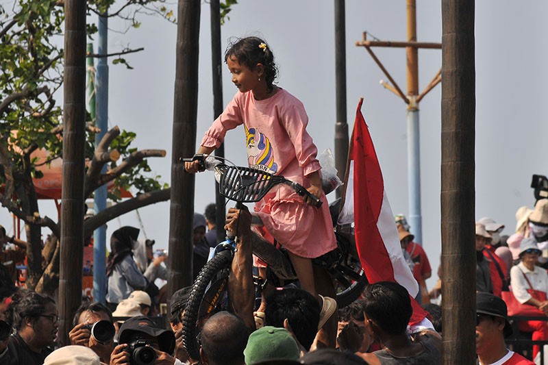Keseruan Lomba Panjat Pinang di Ancol, 50 Batang Berhadiah Sepeda Diperebutkan  - Bagian 3