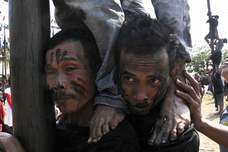 Keseruan Lomba Panjat Pinang di Ancol, 50 Batang Berhadiah Sepeda Diperebutkan  - Bagian 2