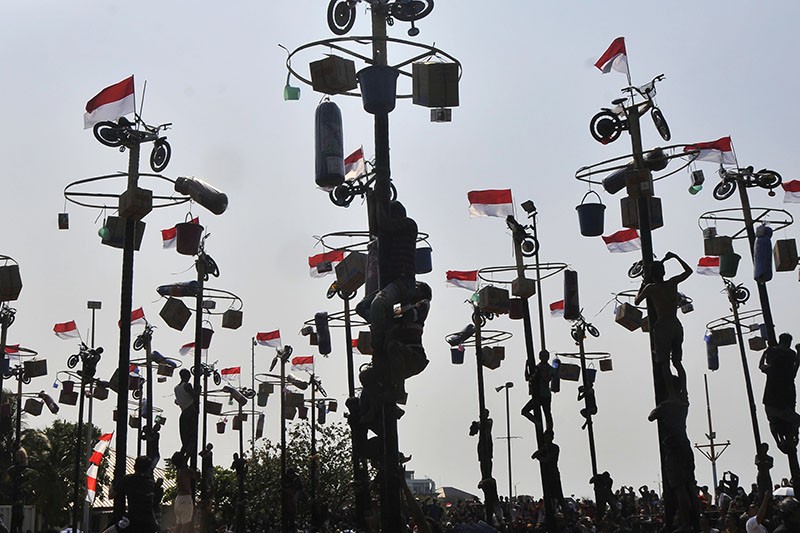 Keseruan Lomba Panjat Pinang di Ancol, 50 Batang Berhadiah Sepeda Diperebutkan  - Bagian 1