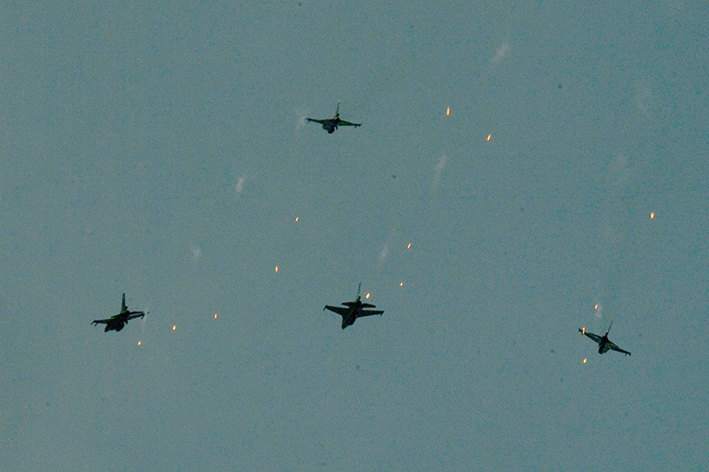 Formasi Pesawat Tempur f-16 Hiasi Langit Jakarta - Bagian 2