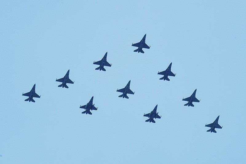 Formasi Pesawat Tempur f-16 Hiasi Langit Jakarta - Bagian 1