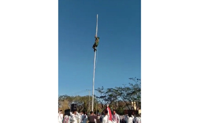 Viral Aksi Babinsa di Sumbawa, Panjat Tiang Sambung Tali Bendera yang Putus 