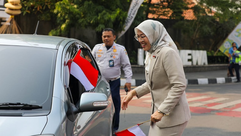 HUT ke-78 RI, Bupati Purwakarta Bagikan Bendera Merah Putih Gratis