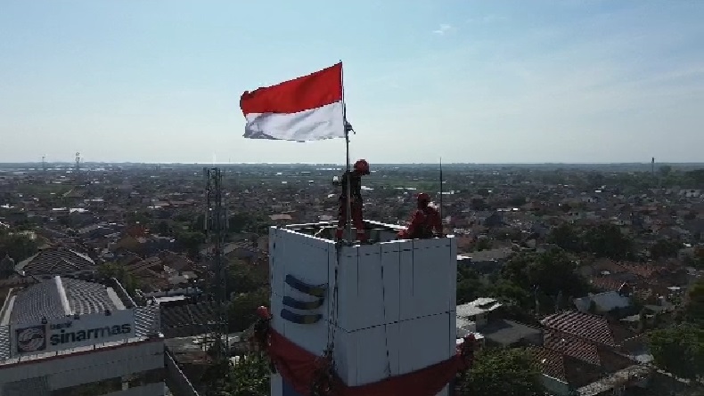 Heboh Bendera Merah Putih Raksasa Berkibar di Menara Tertinggi Pusat Kota Indramayu