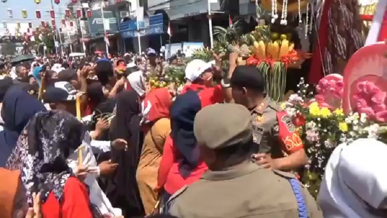 Karnaval Kendaraan Hias di Purwakarta Diwarnai Kericuhan, Warga Berebut Makanan Pajangan