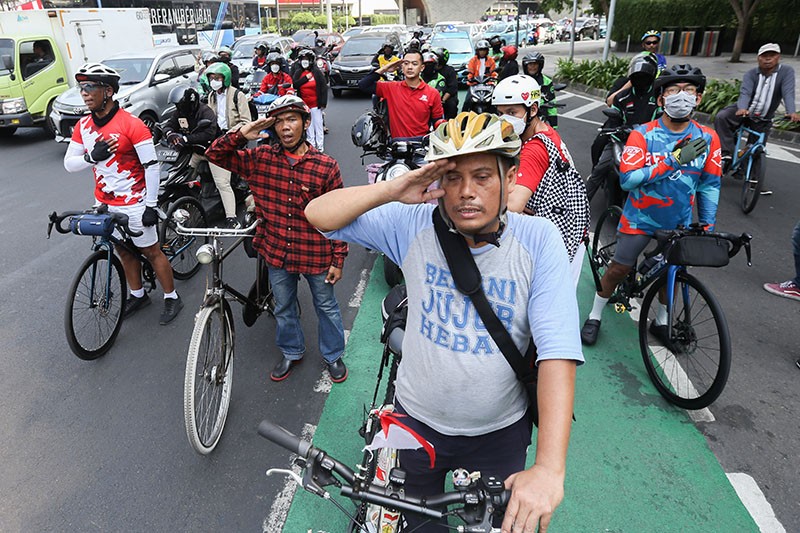 Pengendara Berhenti dan Berikan Hormat saat Detik-Detik Proklamasi - Bagian 1