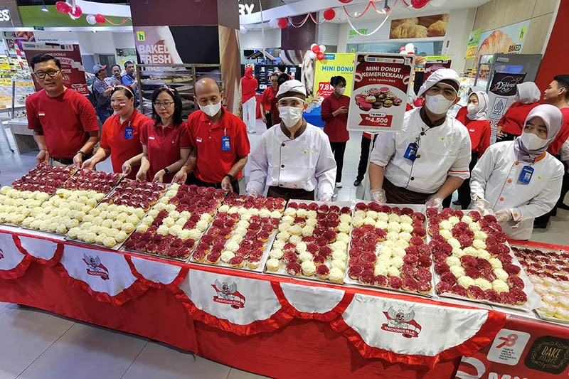 Mini Donat Terpanjang Meriahkan HUT ke-78 Kemerdekaan RI  - Bagian 2