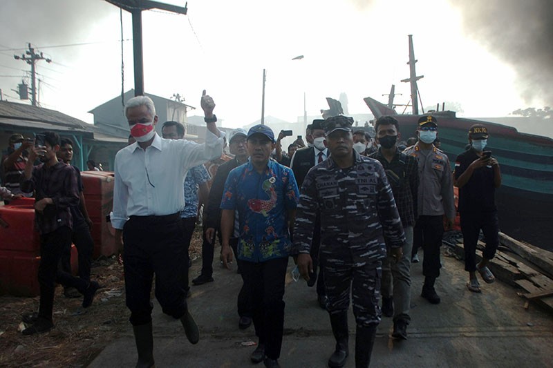 Ganjar Pranowo Cek Kebakaran Kapal di Tegal, Bantu Nelayan jadi Korban - Bagian 3