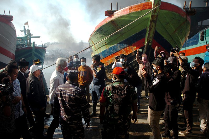 Ganjar Pranowo Cek Kebakaran Kapal di Tegal, Bantu Nelayan jadi Korban - Bagian 2