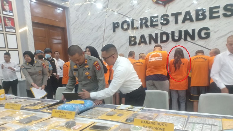 title Perempuan Pengedar Narkoba Ditangkap Polisi di Bandung, Sembunyikan Sabu dalam Kemaluan Perempuan Pengedar Narkoba Ditangkap Polisi di Bandung, Sembunyikan Sabu dalam Kemaluan