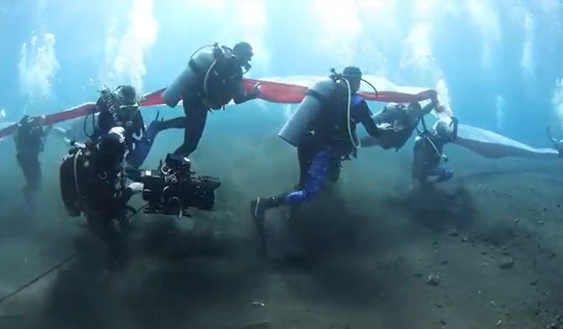 Pengibaran Merah Putih di Bawah Laut, Puluhan Penyelam Bentangkan Bendera 78 Meter di Bali