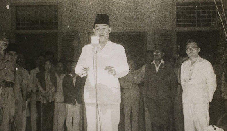 title Pidato Menggetarkan Soekarno saat Proklamasi Kemerdekaan 17 Agustus 1945 Pidato Menggetarkan Soekarno saat Proklamasi Kemerdekaan 17 Agustus 1945