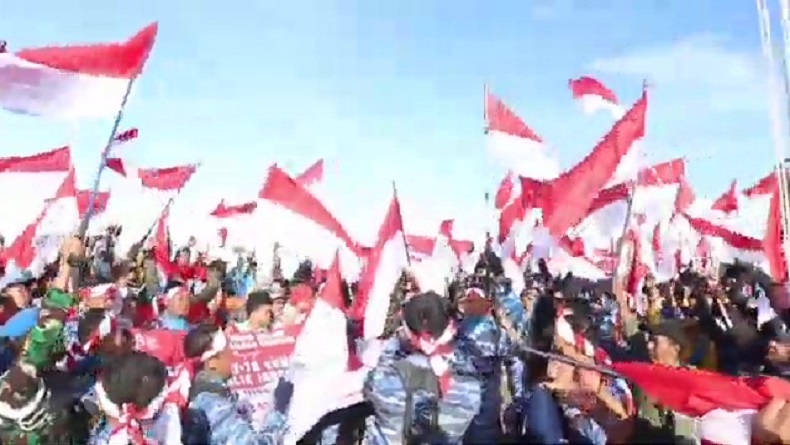 TNI AU Pecahkan Rekor Muri, 1.945 Bendera Merah Putih Dikibarkan di Puncak Ciremai 