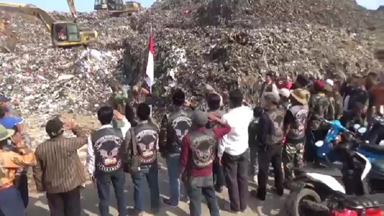 Khidmat, Komunitas Vespa Sukabumi Gelar Upacara Bendera di Tengah Gunungan Sampah